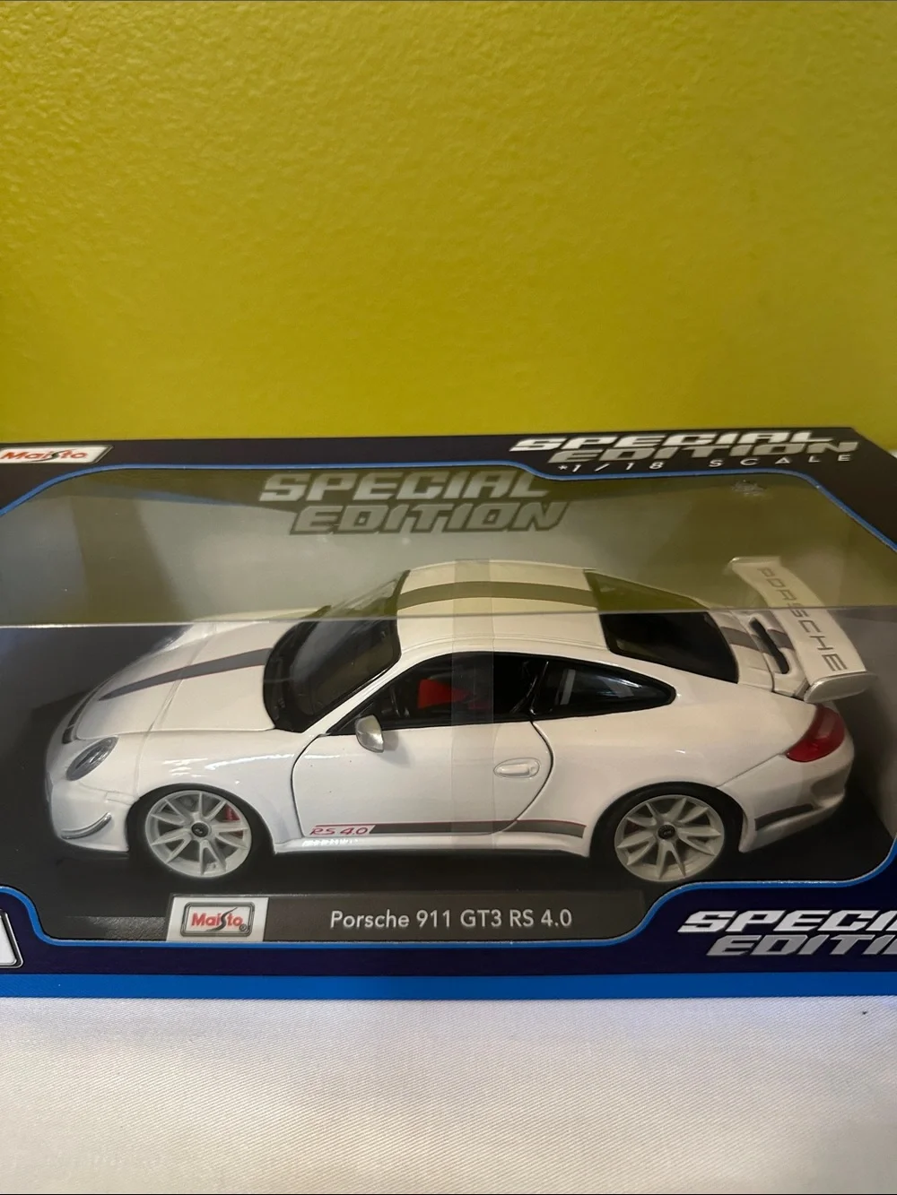 Maisto Porsche 911 GT3 RS 4.0 White Special Edition Toy Car
